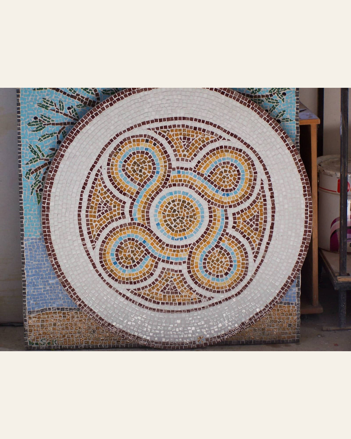 Dairesel Geometrik Mozaik Tabla — genel görünüm