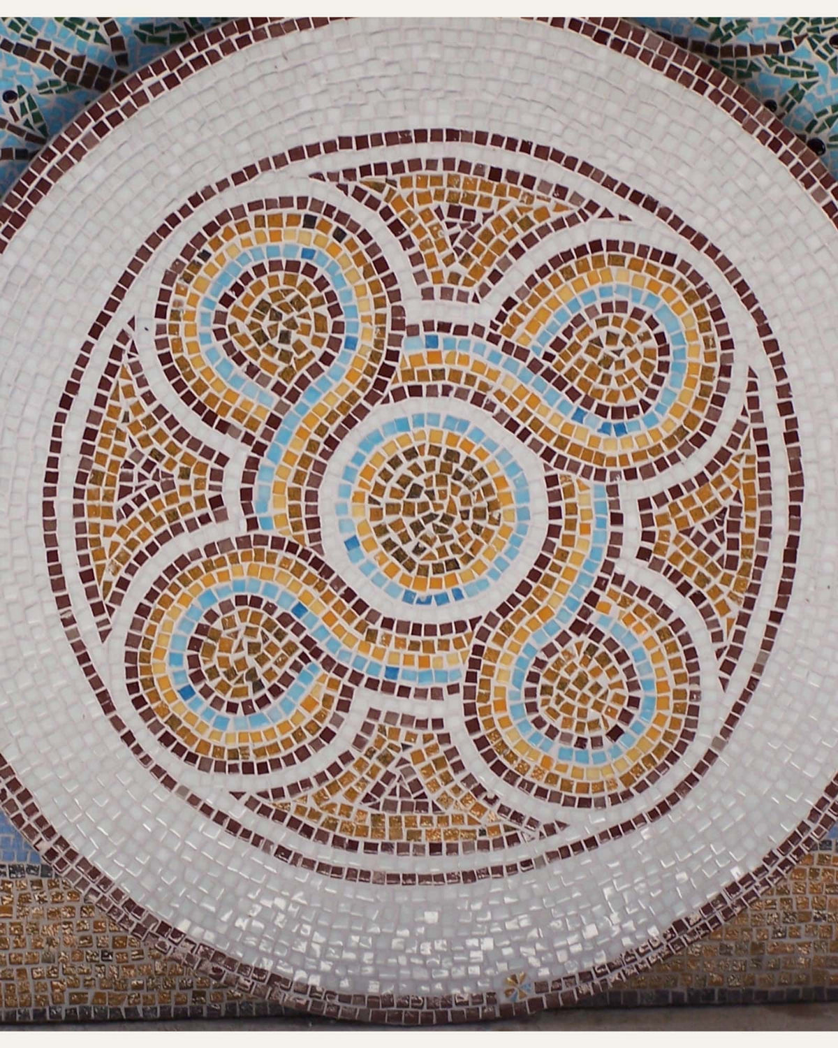Dairesel Geometrik Mozaik Tabla — yüzey detayı